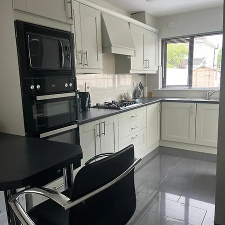 Comfortable Suburb Home, Parking & Tram To Vakantiehuis Dublin