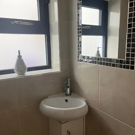 Lovely Home, Parking & Tram To