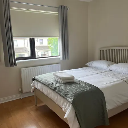 Comfortable Suburb Home, Parking & Tram To Dublin
