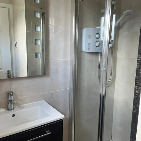 Comfortable Suburb Home, Parking & Tram To Vakantiehuis Dublin