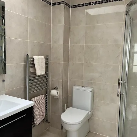 Comfortable Suburb Home, Parking & Tram To Vakantiehuis *
