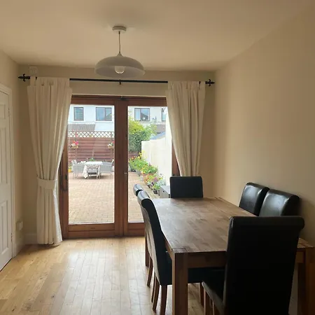 Lovely Home, Parking & Tram To * Dublin