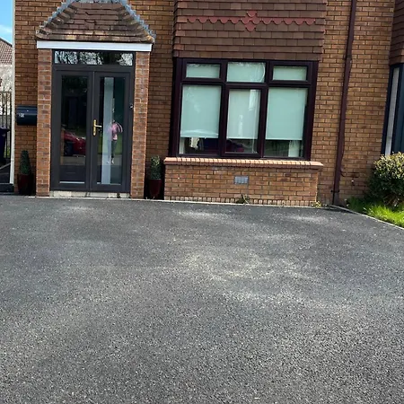 Comfortable Suburb Home, Parking & Tram To *